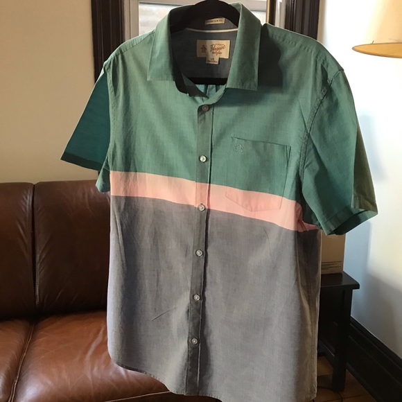 Men’s short sleeve button up size L - Picture 2 of 3